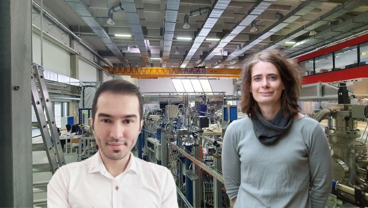 Zwei Personen in einem Labor vor Laseranlagen