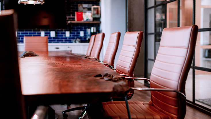 expertise-mitgliedschaften-bennie-bates-unsplash-Filter-733x414 Konferenzraum mit Ledersitzen