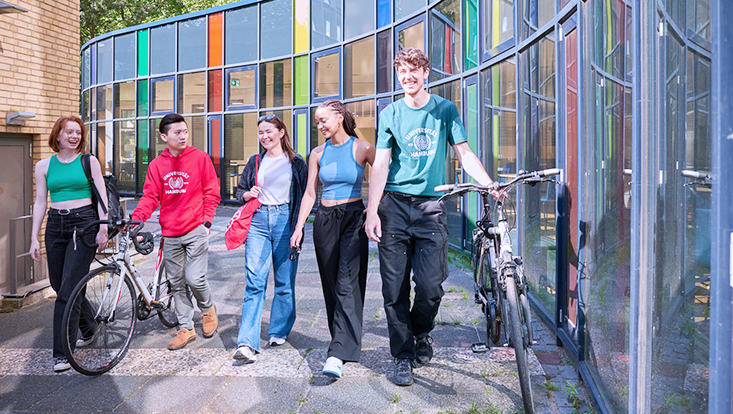 Studierende auf Campus