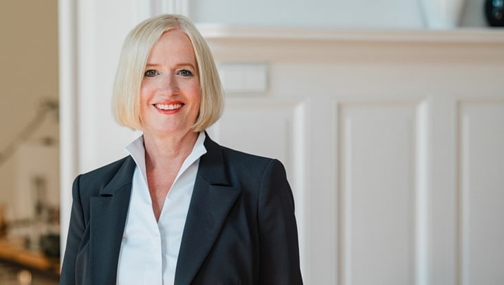 Lächelnde Frau mit blondem Pagenkopf