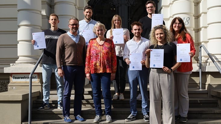 Gruppe von Gewinnern des Teaching Awards auf Treppe