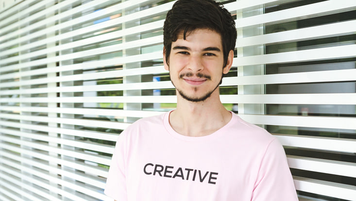 Creative-Schriftzug auf T-Shirt eines jungen Mannes
