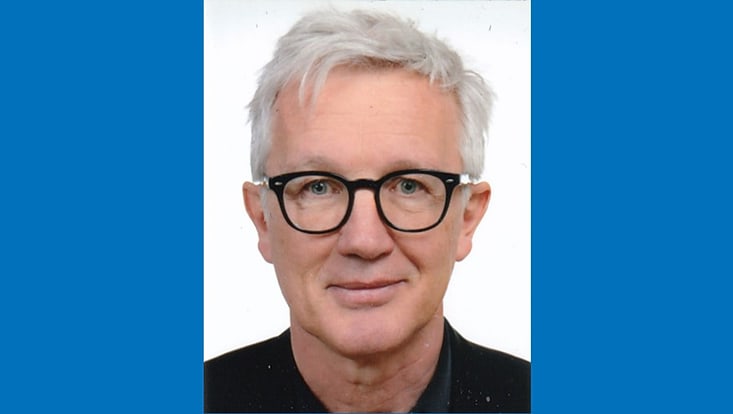 Portraitaufnahme von Prof. Niesen auf blauem Hintergrund