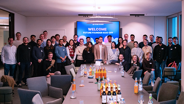 event-future-founder-jakob-mewes-733x414 Event mit Tisch in der Mitte