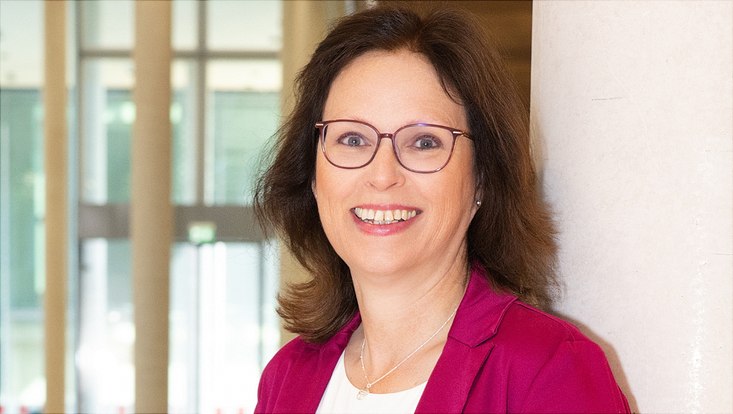 sabine-mauderer-733x414 Sabine Mauderer, Frau mit langen Haaren, lachend