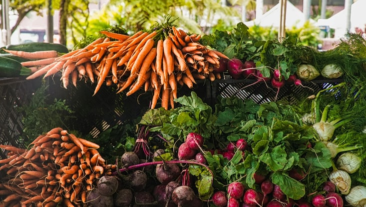 Bild von Karotten, Rettich, Rote Beete, etc. auf einem Markt
