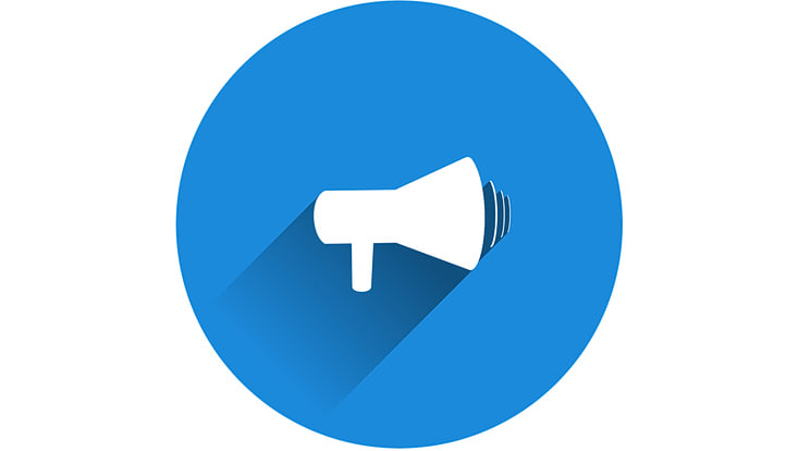 Weißer Icon Megafon in blauem Kreis