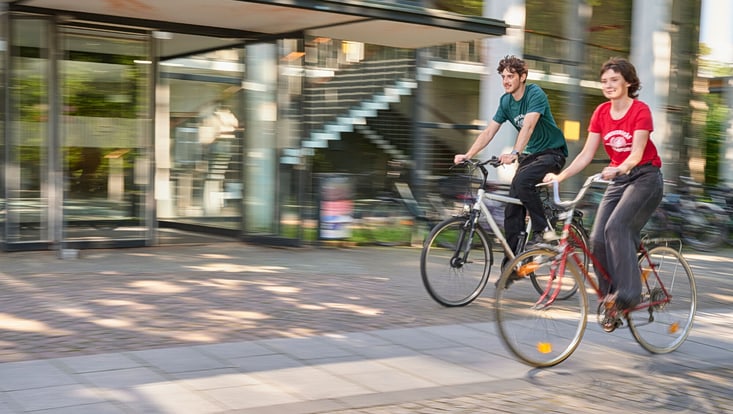 Studierende auf dem Rad