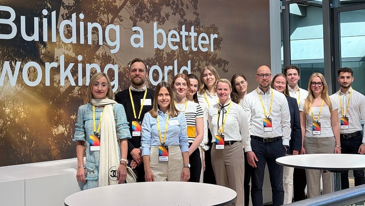 Gruppe von Lehrenden und Studierenden