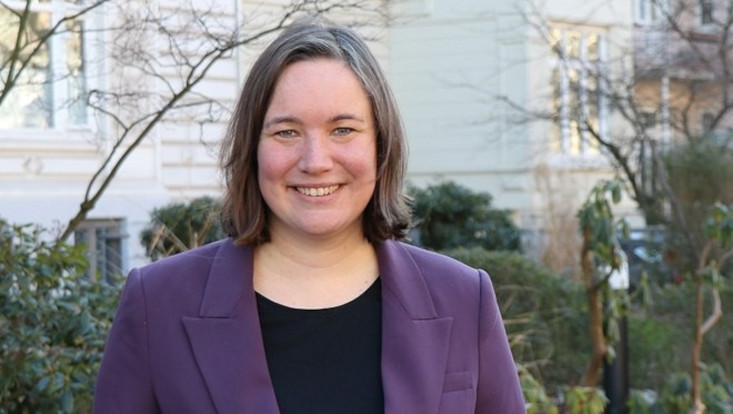 Judith Möller, lächelnd vor dem Leibniz-Institut für Medienforschung