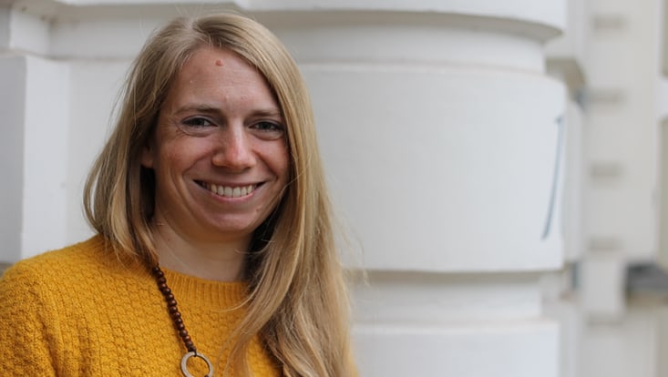 Junge lachende Frau mit langen Haaren