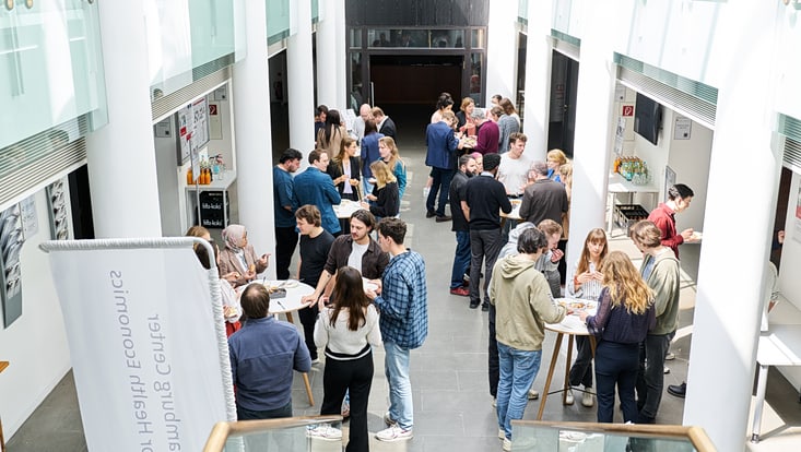 250516-hche-young-research-award-2025-c-claudia-höhne-094-733x414 People in the foyer