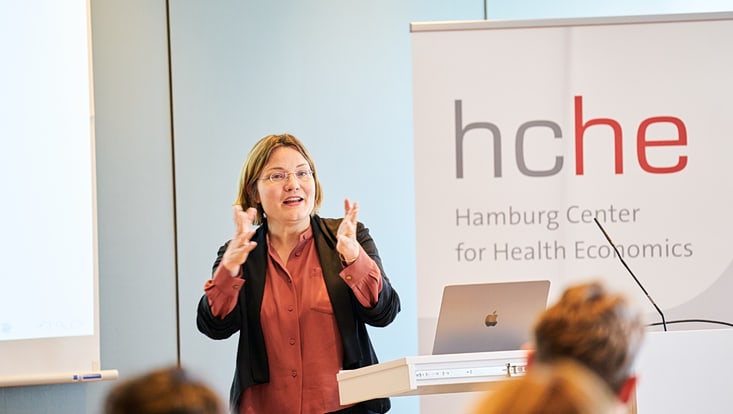 250516-hche-young-research-award-2025-c-claudia-höhne-019-733x414 Speaker at the lectern