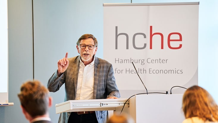 250516-hche-young-research-award-2025-c-claudia-höhne-021-733x414 Speaker at the lectern