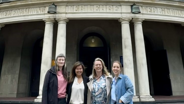 Laura Laugwitz, Dr. Shangyuan Wu, Prof. Dr. Juliane Lischka und Dr. Nadja Schaetz vor dem Hauptgebäude der Uni Hamburg
