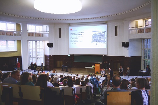 absfeier2025-9969-540x360 Blick von hinten-oben in den Hörsaal der Absolvent:innenfeier