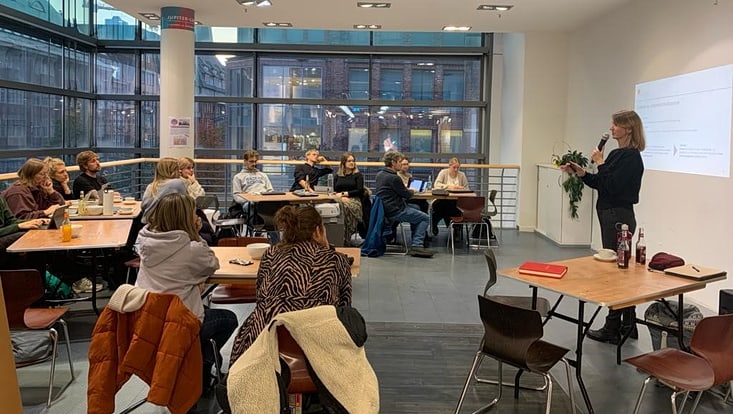 Seminarrraum mit Studierenden und Lehrperson