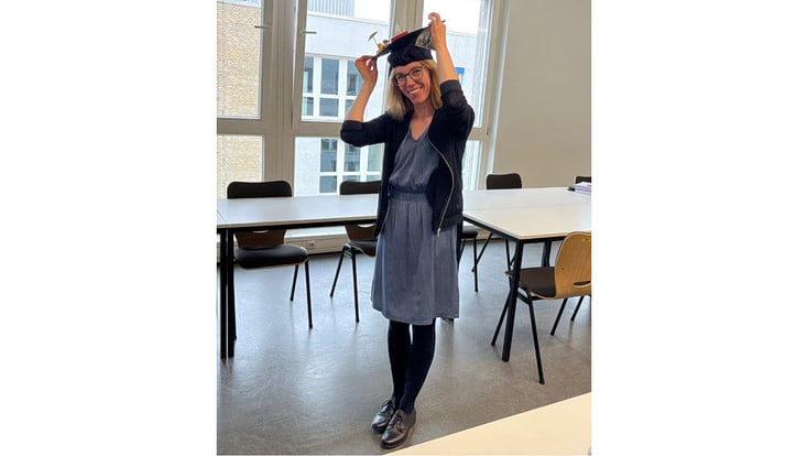 Dr. Stefanie Remmer mit einem verzierten Doktorhut