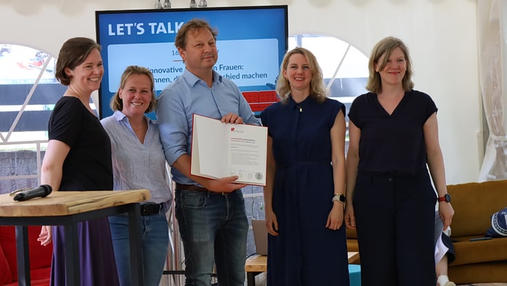 fünf Menschen auf Bühne mit Gleichstellungspreis