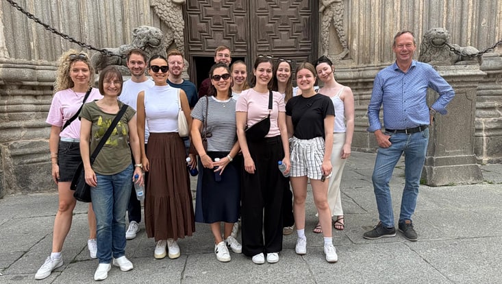 Gruppe junger Menschen, stehend