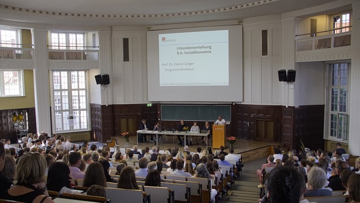 gefüllter Hörsaal Absolvent:innenfeier