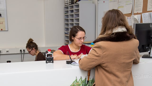 151110-studienbürosozialwissenschaften-006-22mp-nsm-640x361 Eine Frau steht am Tresen des Sekretariats