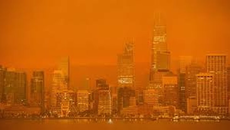 Eine Skyline in rot-oranger Luft