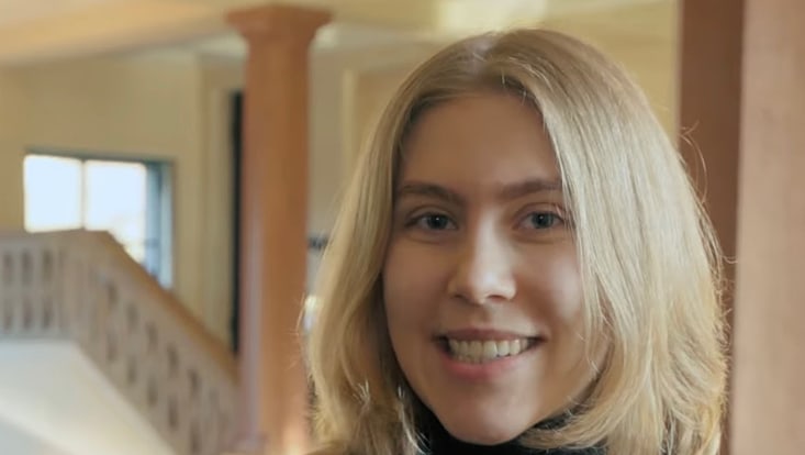 bild-olivia-733x414 lächelnde Frau