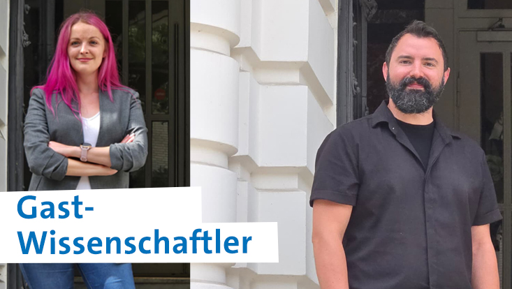 Frau und Mann vor Haustür