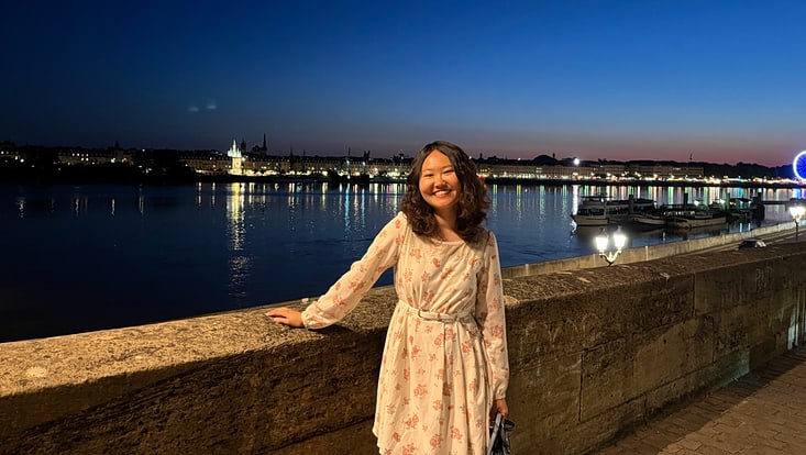 Frau vor Gewässer bei Nacht