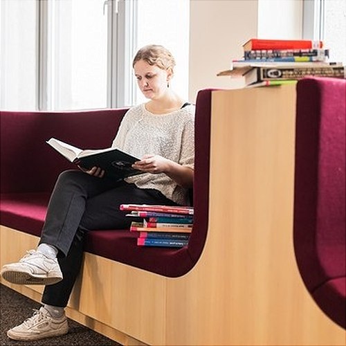 Lesende in Bibliothek