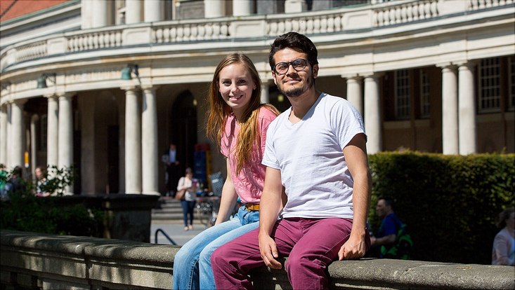 Internationale Studierende auf Campus