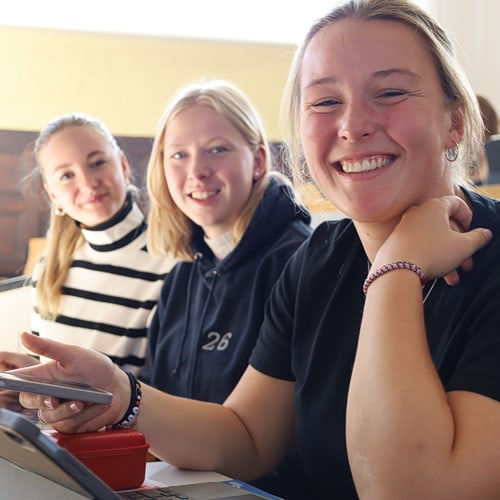 Studentinnen im Hörsaal