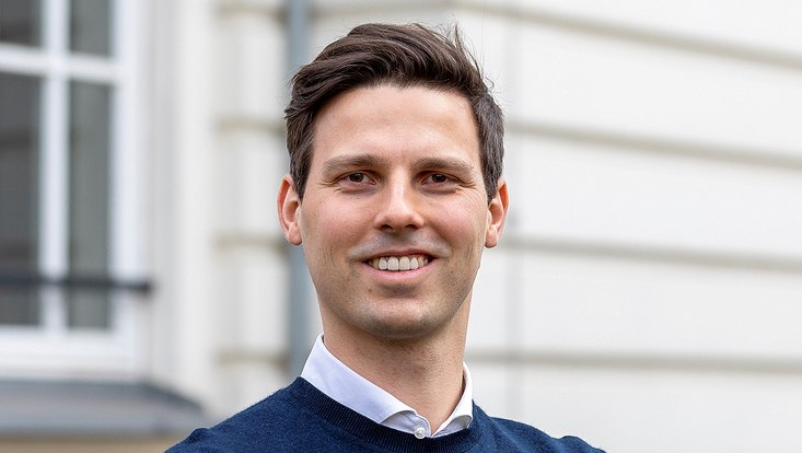 Junger Mann, lächelnd