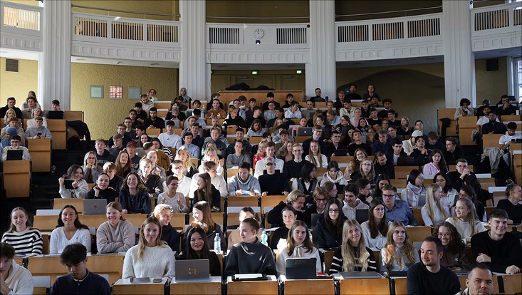 Studierende bei OE im ESA Hörsaal