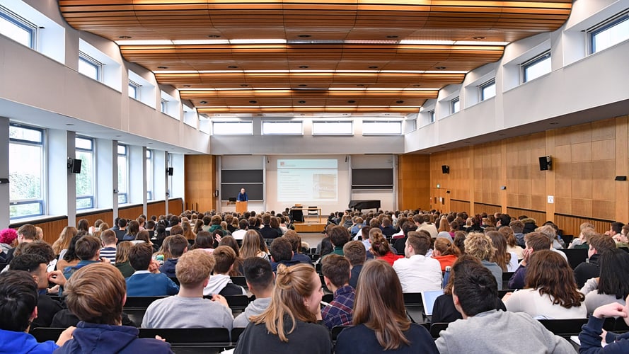 Hörsaal mit Studierenden