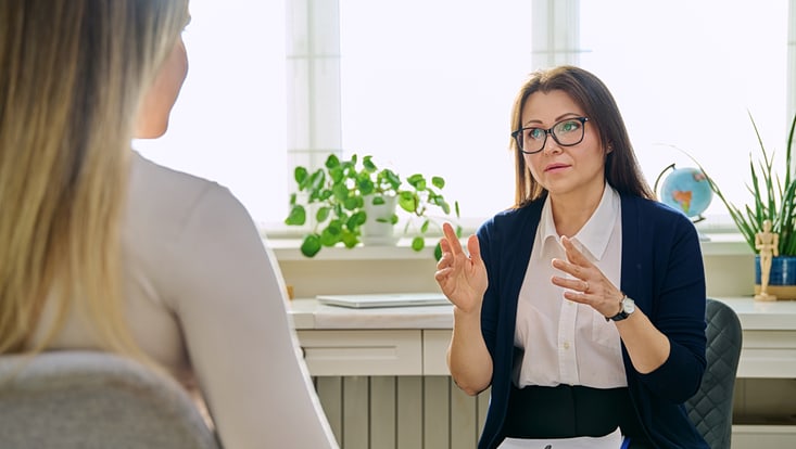 Zwei Frauen bei Gespräch