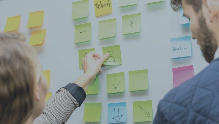 themenseite-cec-tinted-neu wand mit post it zetteln