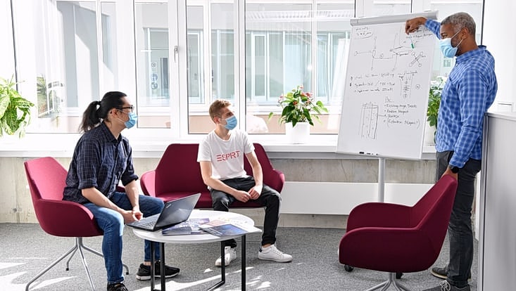 Drei Personen im Dialog