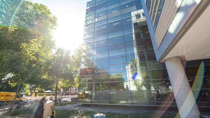 Uni Gebäude bei sonnigem Wetter