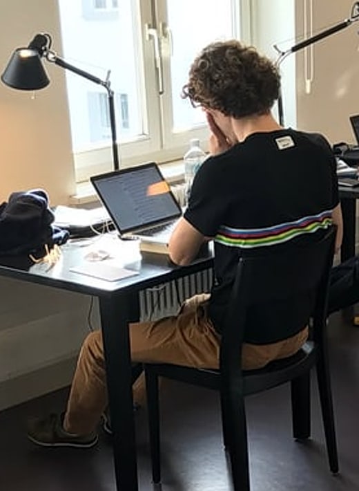 Studierender arbeitet konzentriert in der Bibliothek