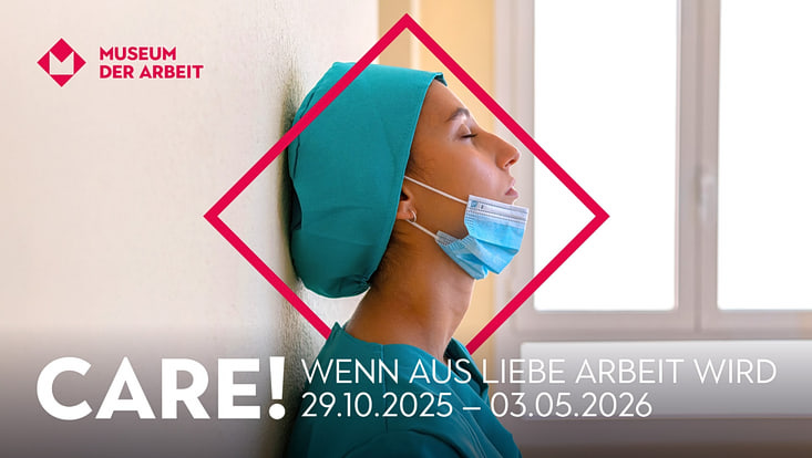 Überarbeitete Krankenschwester macht Pause im Krankenhausflur