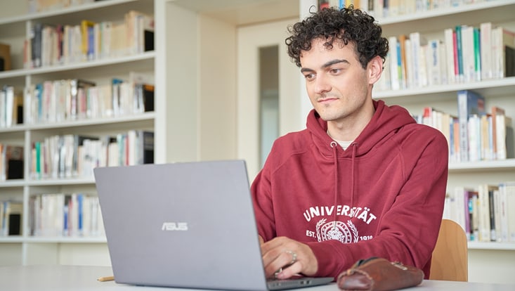 junger Mann an Laptop