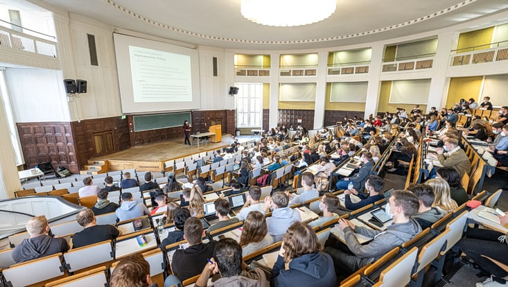 uni-hamburg-vorlesung733x414 von wieding Voller Hörsaal