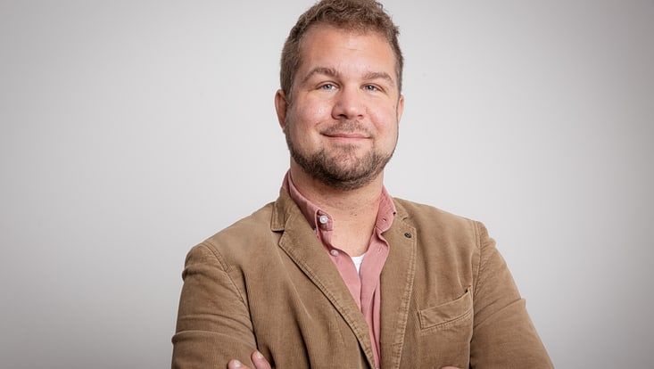 Junger Mann mit verschränkten Armen
