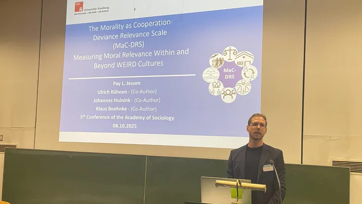 mitarbeiter pay jessen vor seiner power point präsentation