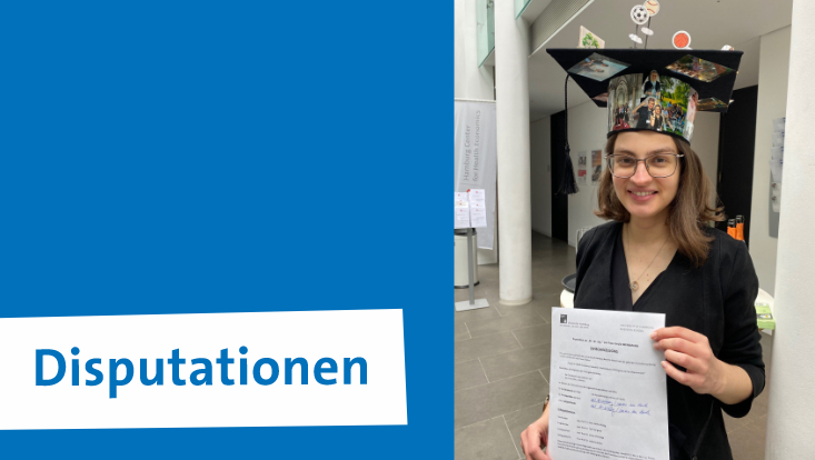 junge Frau mit Doktorhut und Zeugnis in der Hand