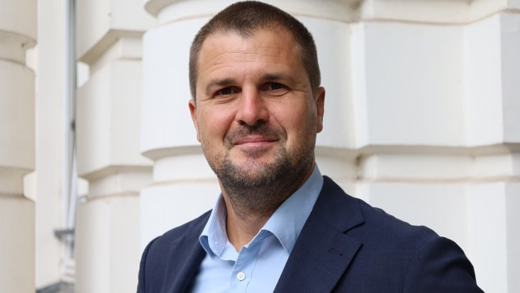 Mann vor Hauswand mit Bossen