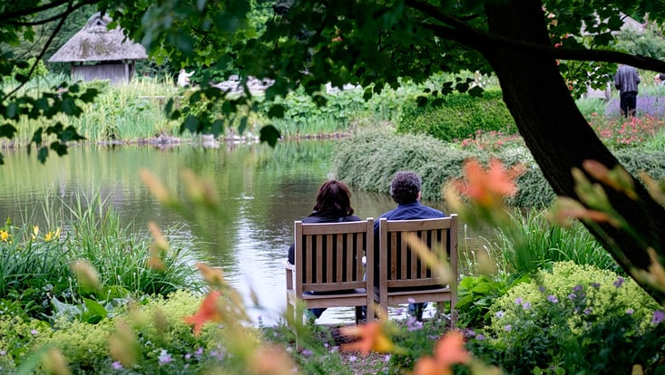 zwei personen auf Bank im Park