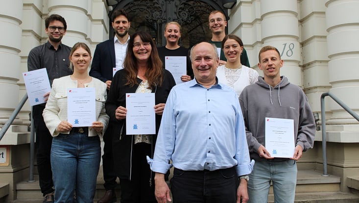 Gruppe Menschen auf Treppe